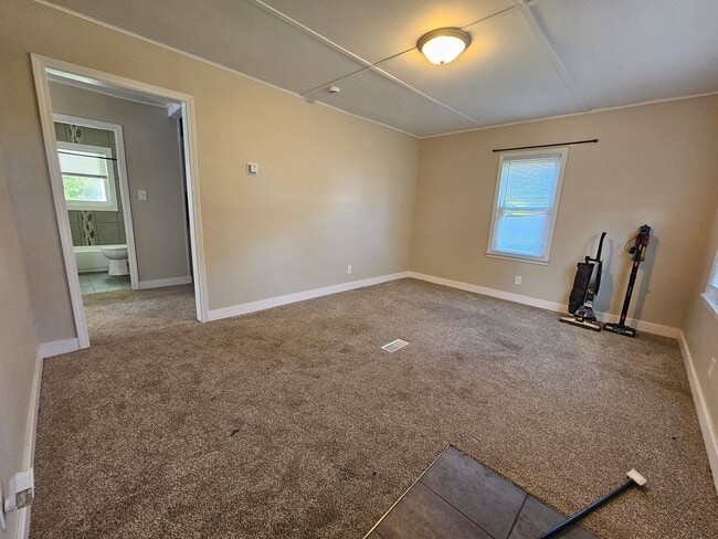 Building Photo - 2 bed 1 bath with Garage