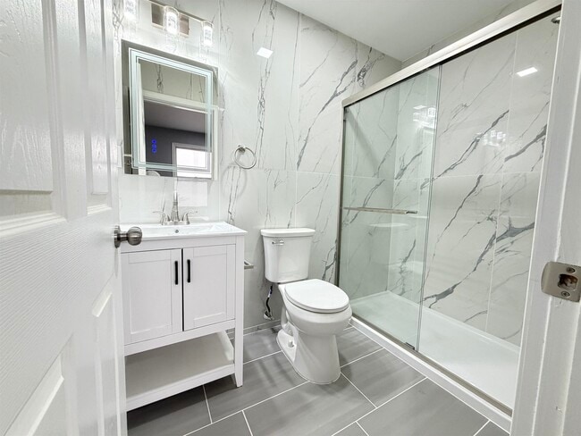 Building Photo - 384 Summit Ave