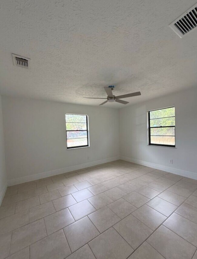 Building Photo - 3/2/1 with screened in patio/pool