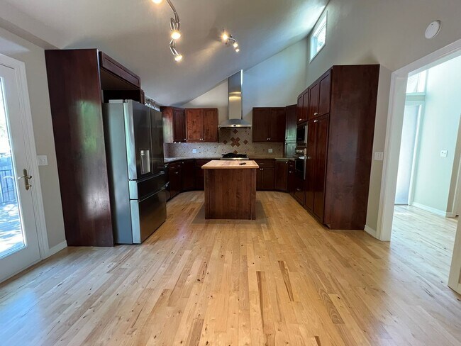 Building Photo - Fantastic 4 bed 3 bath home in the Highlan...