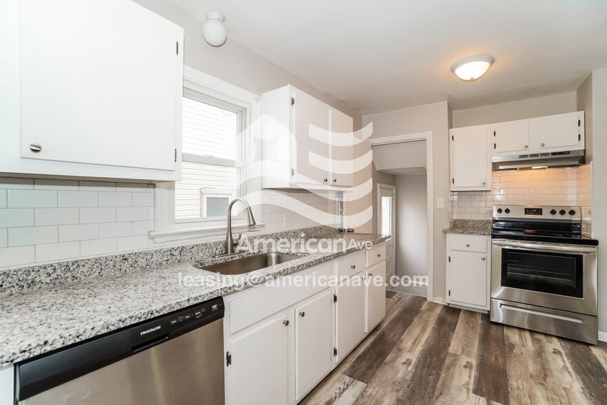 Building Photo - 810 Broer Ave