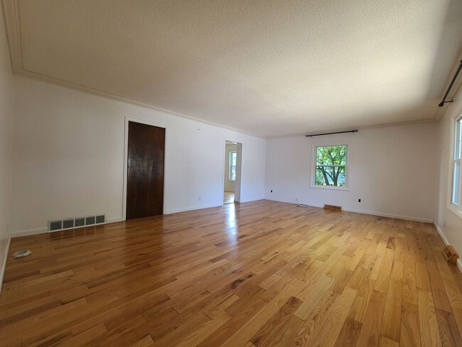 Building Photo - 3-bedroom, 2-bathroom home located in beau...