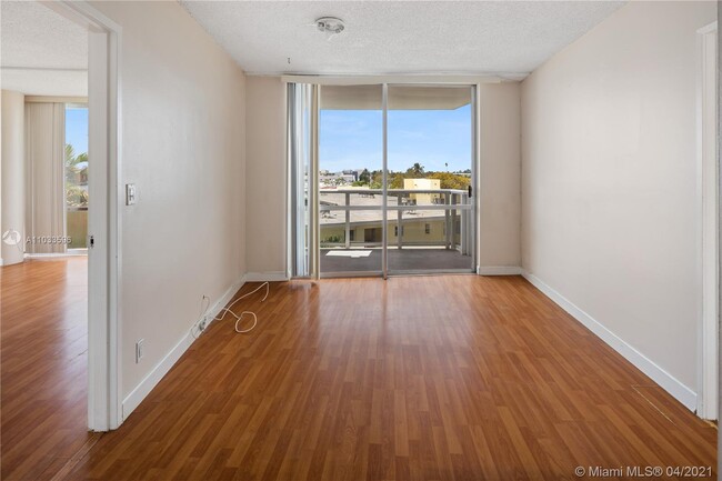 Building Photo - 900 Bay Dr