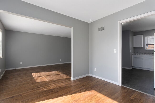 Building Photo - 403 W 87 Pl