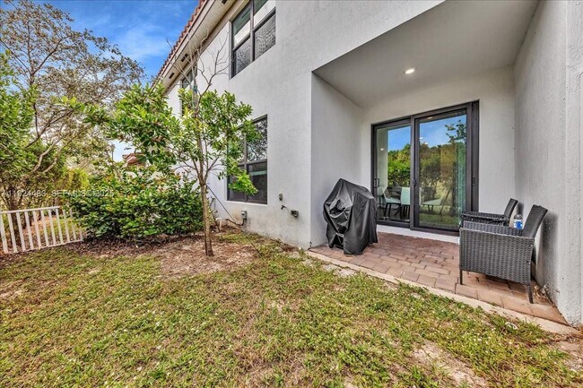 Building Photo - 1004 Willow Pl