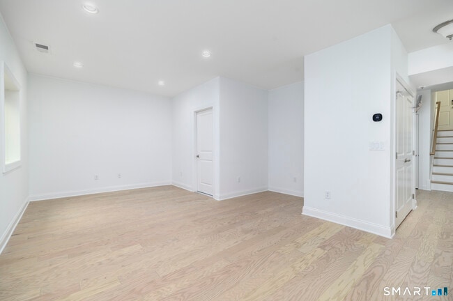 Building Photo - 15 E Cross Trail