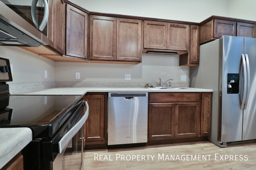 Building Photo - 3 Bedroom Luxury Townhome with 2-Stall Garage