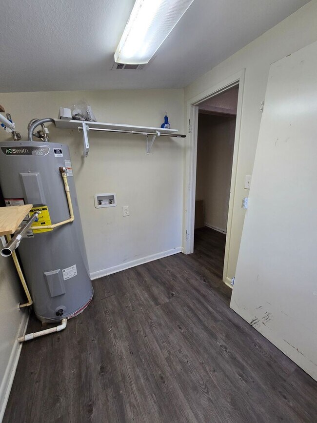 Building Photo - 3 bedroom 1.5 bathroom--Shady Grove Neighb...