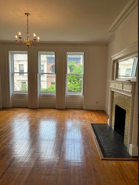 Building Photo - 121 E 39th St