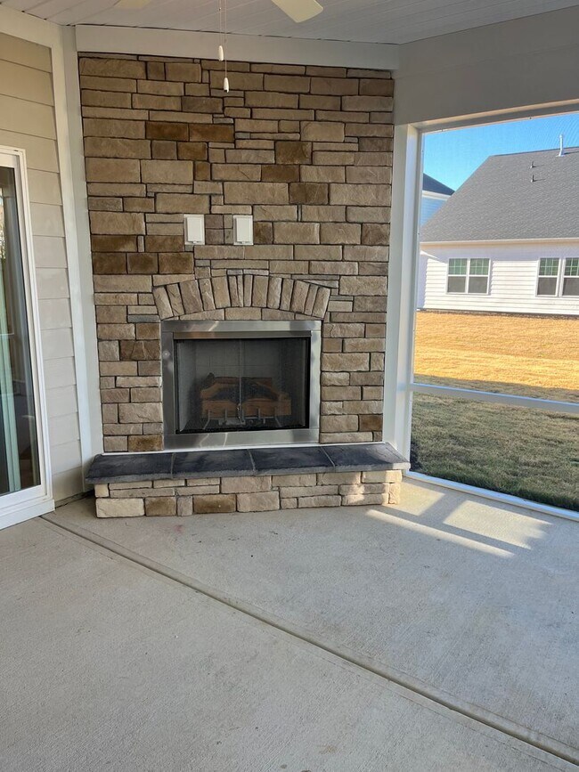 Building Photo - Beautiful New Home