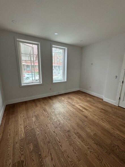 Building Photo - 275 E 55th St