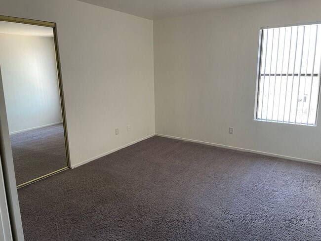 Building Photo - SW 3 Bedroom Condo!