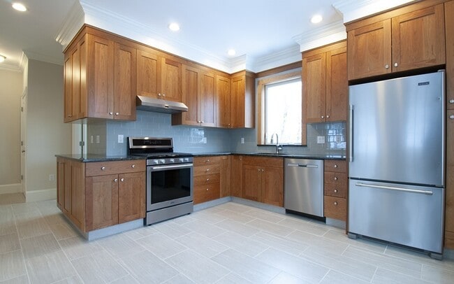 Building Photo - 76 Main St