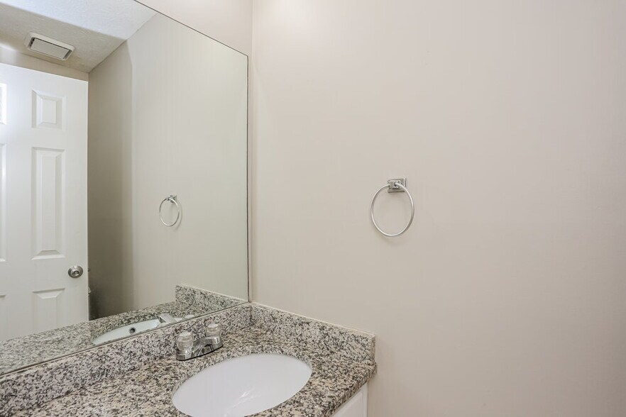 Building Photo - 1150 Burning Bush Dr