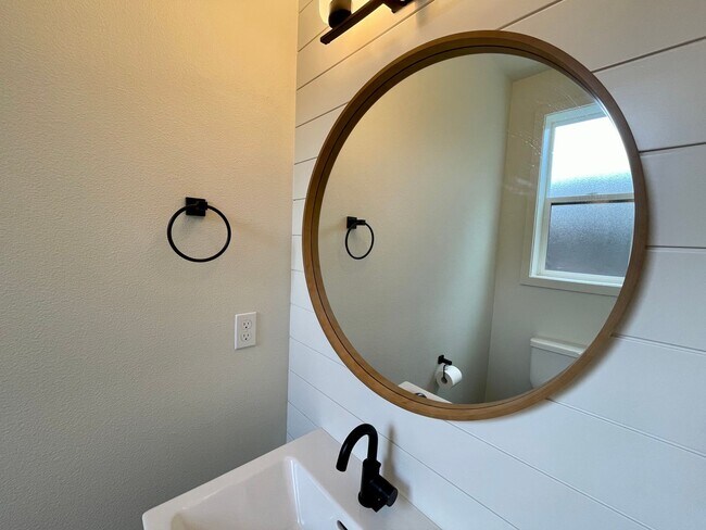 Building Photo - Sellwood-Moreland 2 Bedroom 2.5 Bath BRAND NEW Condo Convienent to OHSU~ Includes A/C and Washer ...