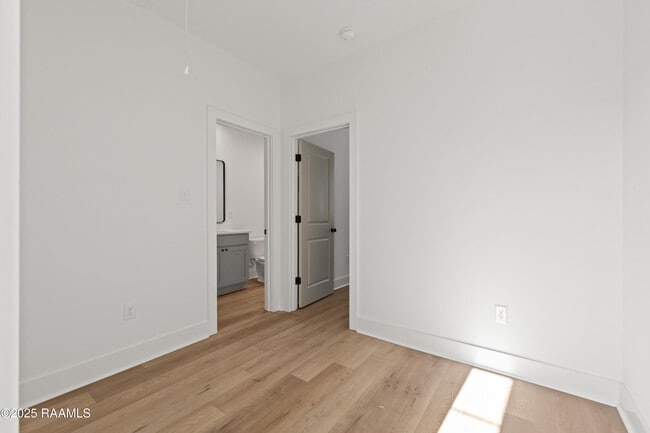 Building Photo - 208 Steiner Oaks