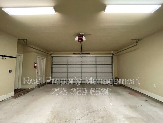 Building Photo - 10950 Hillpark Ave