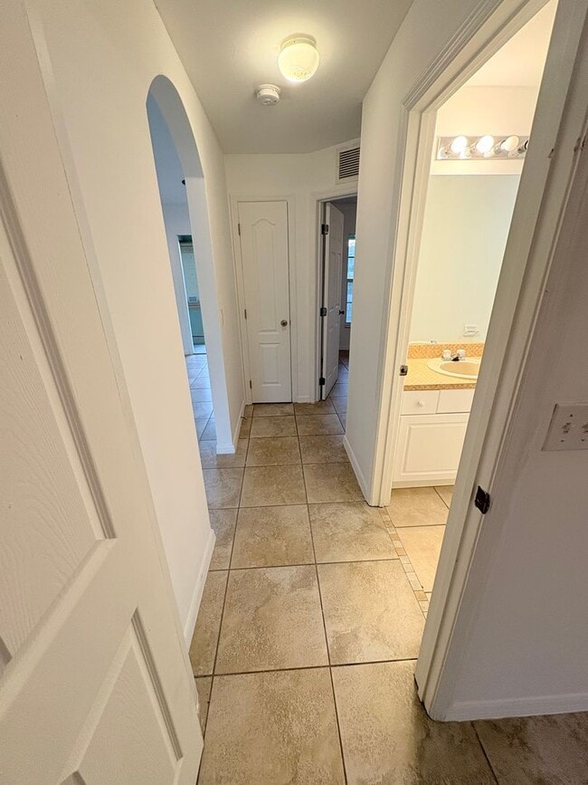 Building Photo - Charming Single-Family Home for Rent in Lehigh Acres