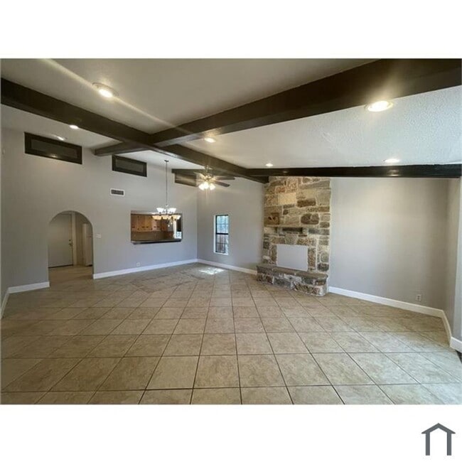 Building Photo - Discover your dream home in this beautifully renovated four-bedroom, two-bathroom house.