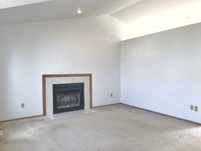 Building Photo - Great 3 bed with huge yard!