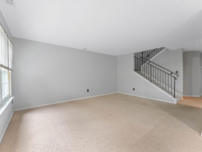 Building Photo - 5 Larkspur Ct