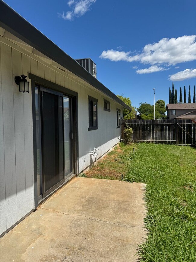 Building Photo - 2556 Sabre Ct