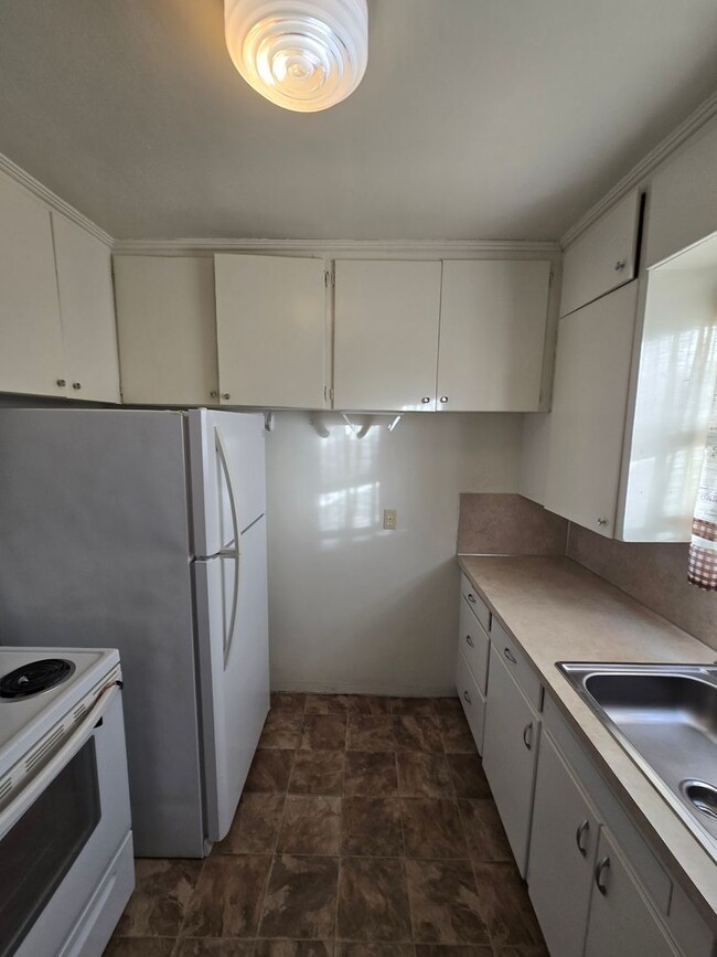 Building Photo - Cozy Single Level 2 Bed, 1 Bath Home close...