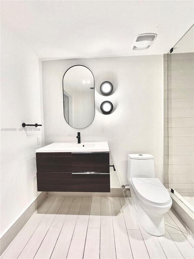 Building Photo - 9940 W Bay Harbor Dr