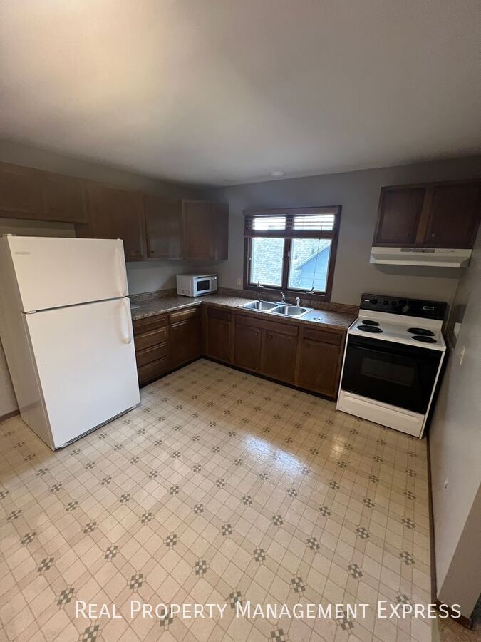 Building Photo - Spacious 2 Bedroom Apartment
