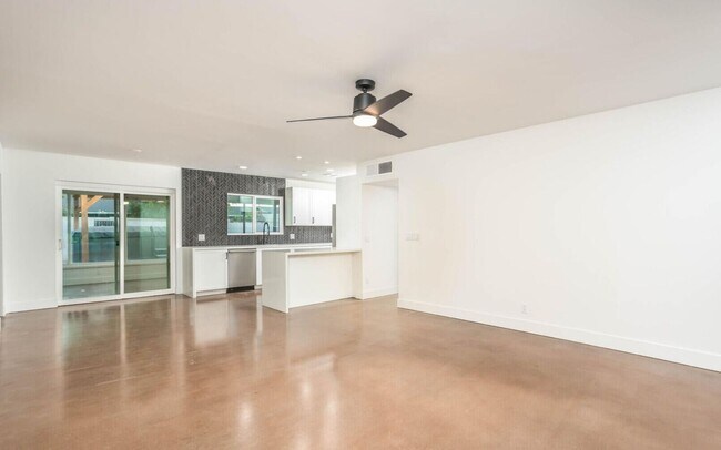 Building Photo - Biltmore District Luxury – Month-to-Month Only $4,500 (All Utilities Included!)