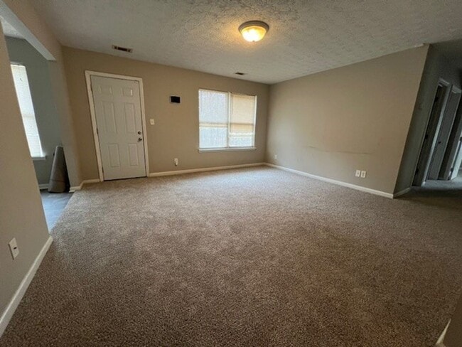 Building Photo - 3 Bedroom, 2 Bath Home