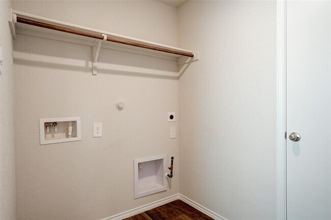 Building Photo - 121 Roanwood Dr