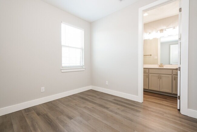 Building Photo - 7117 9th Hole Dr
