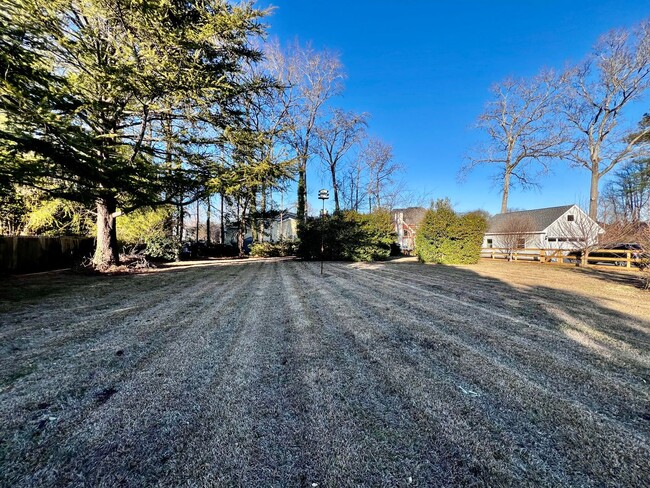 Building Photo - Lovely mid-century brick ranch on a beauti...