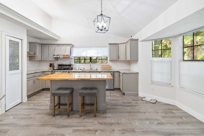 Building Photo - MOVE-IN SPECIAL - Beautiful 3/2 Home in Ba...