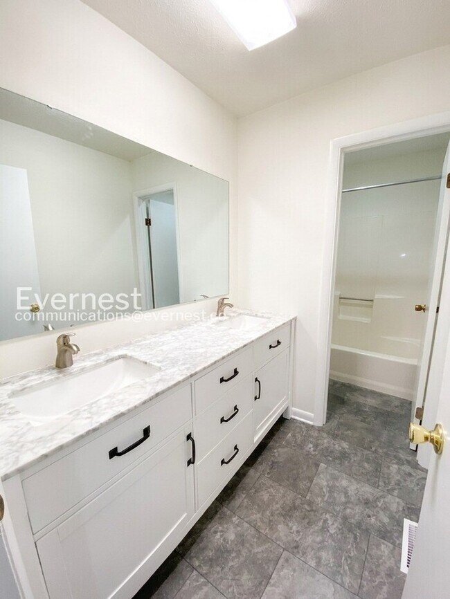 Building Photo - 3 Bed, 1.5 Bath Townhome with Fenced Yard / Available Soon!