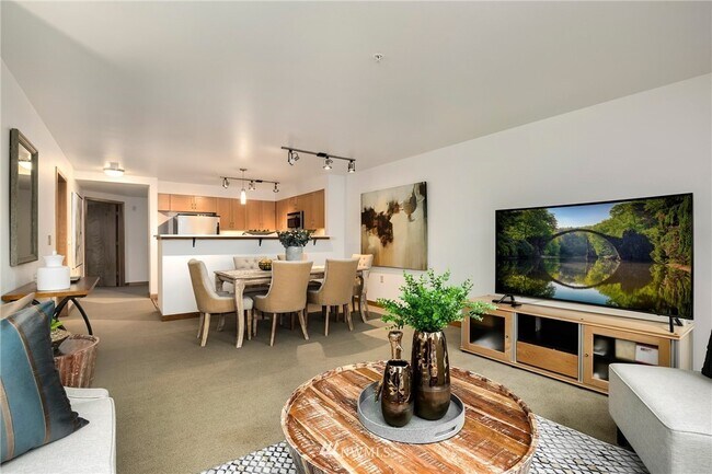 Building Photo - 827 Hiawatha Plz S