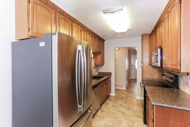 Building Photo - 5907 Willow Crest Dr