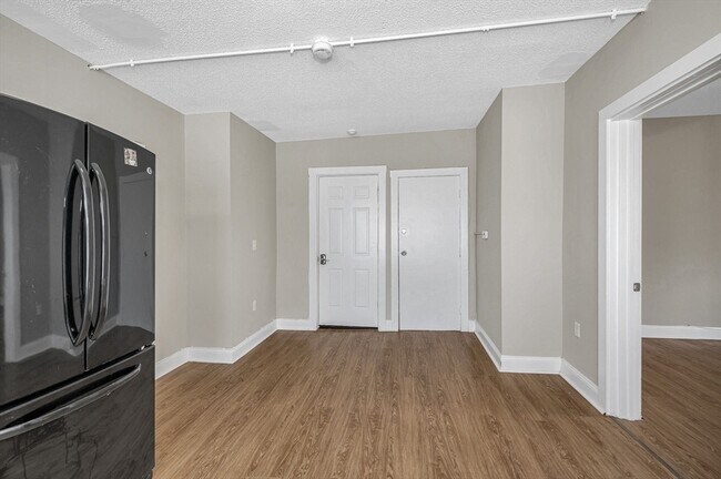 Building Photo - 50 1/2 Common St