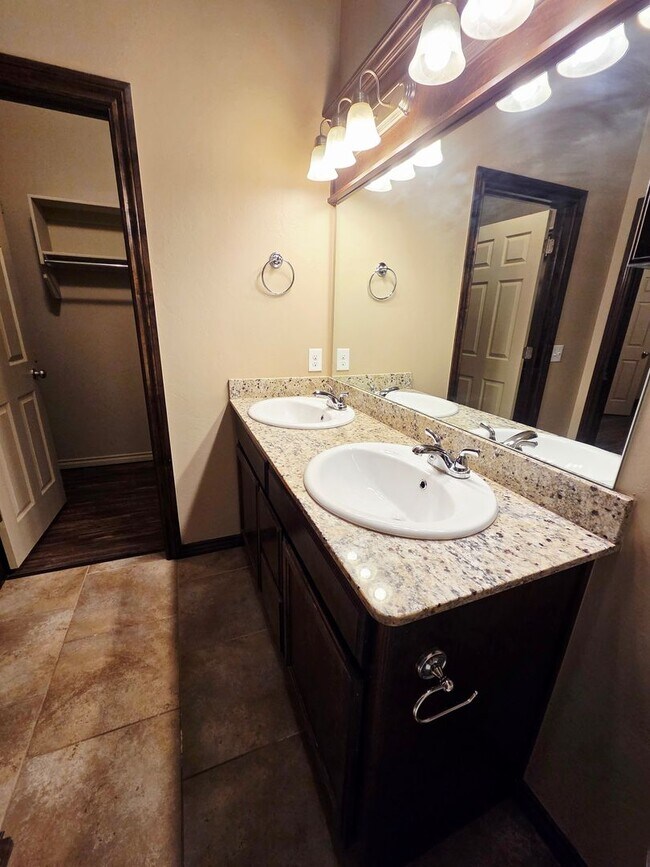 Building Photo - ?YUKON HOME MOVE IN SPECIAL! ?