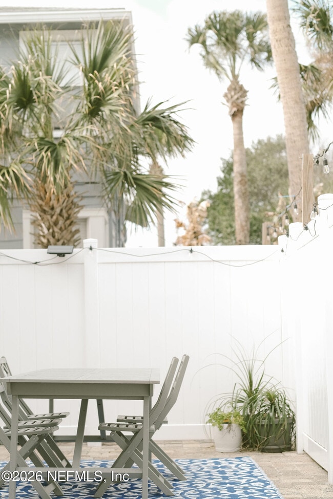 Building Photo - 212 Oak St