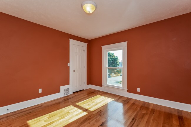 Building Photo - 227 Valley Ave NW