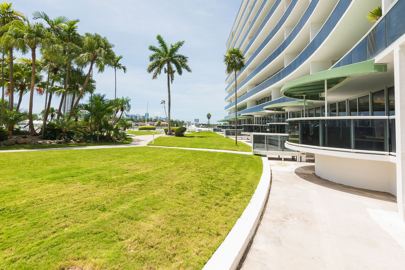 Community Area - 900 Bay Dr