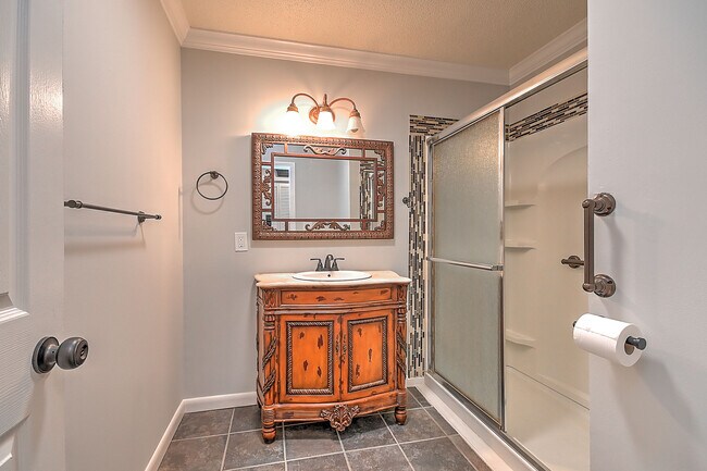 Building Photo - 2708 Schumway Dr