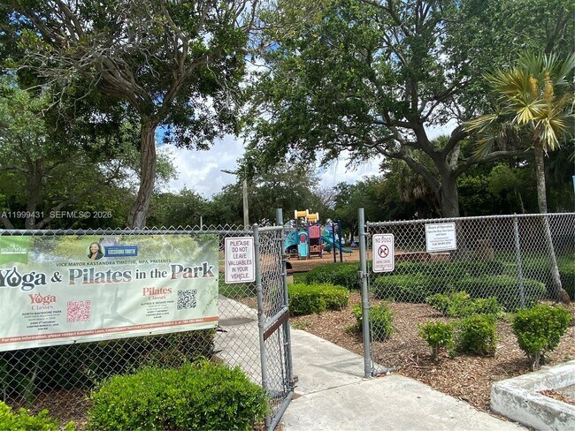 Building Photo - 1855 NE 121st St