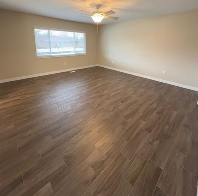 Building Photo - 4 Bedroom Townhome at Three Fountains in M...