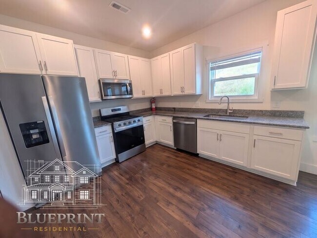 Building Photo - 2024 build, great neighborhood, stainless appliances, granite countertops!