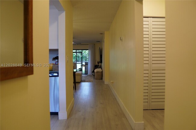 Building Photo - 453 Lakeview Dr