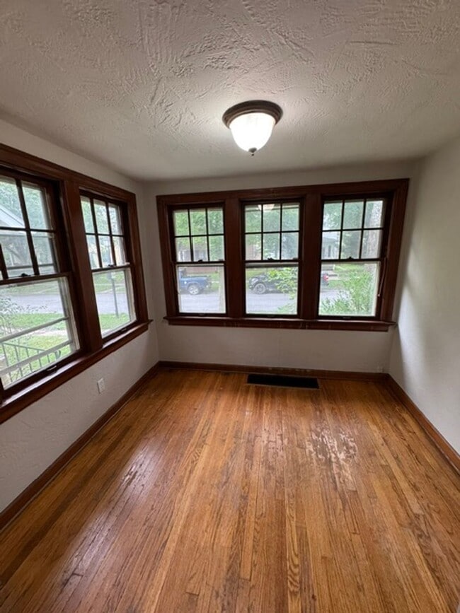 Building Photo - 3008 Hoagland Ave