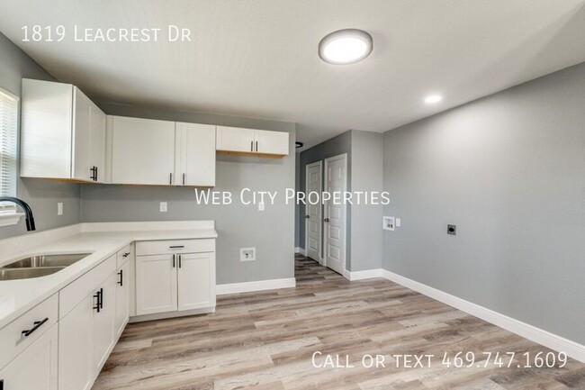 Building Photo - 1819 Lea Crest Dr